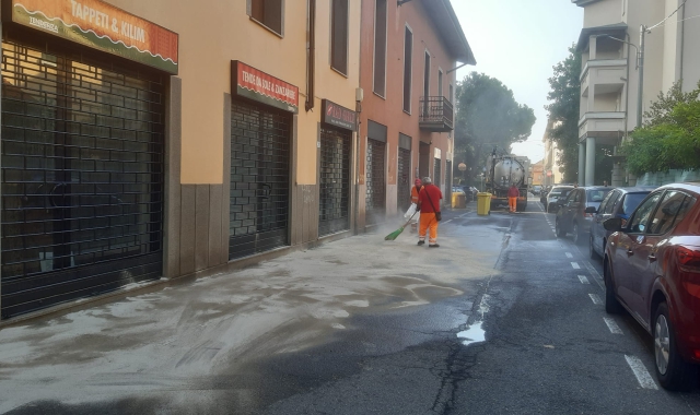 L’intervento di messa in sicurezza della strada dopo la perdita d’olio