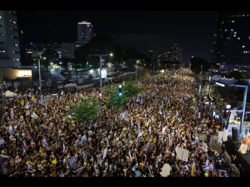 Migliaia in piazza a Tel Aviv per il cessate il fuoco a Gaza