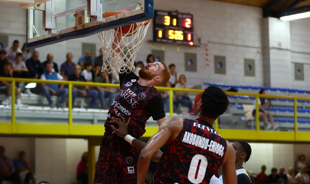 Nico Mannion va a canestro (foto Alberto Ossola)