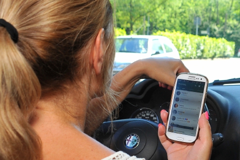 Basta telefono alla guida, 5 multe in poche ore