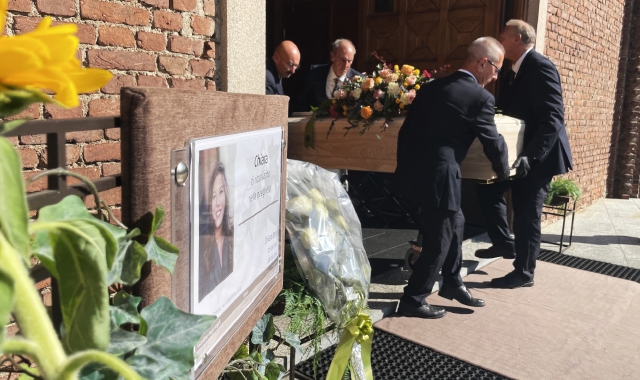 I funerali di Chiara Bossi, lacrime e dolore a Cardano | La Prealpina #adessonews