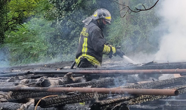 Cairate: mezzogiorno di fuoco nella legnaia | La Prealpina #adessonews