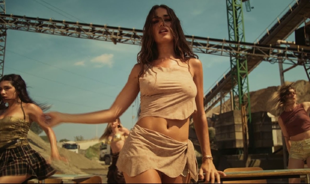 Clara nel videoclip di “Nero gotico”