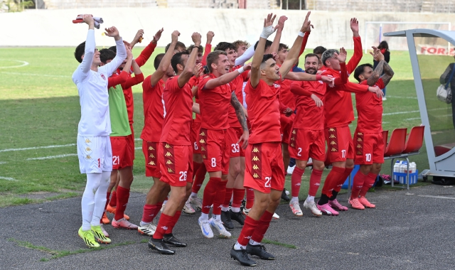 Il Varese dopo la vittoria contro l’Albenga (foto Blitz)