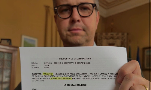 Il sindaco Cassani mostra la delibera con cui viene dato mandato per un’azione legale