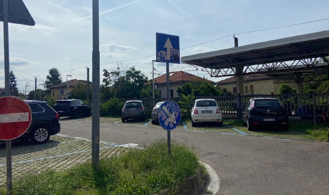 La piazzetta davanti alla stazione di Casbeno dove è avvenuta l’aggressione