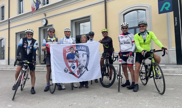 La partenza della ciclopedalata in ricordo di Gigi Riva  (foto Angelo Puricelli)