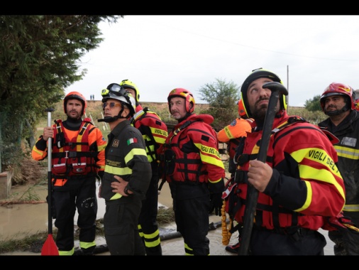 Crolla palazzina nel Napoletano, persone sotto le macerie