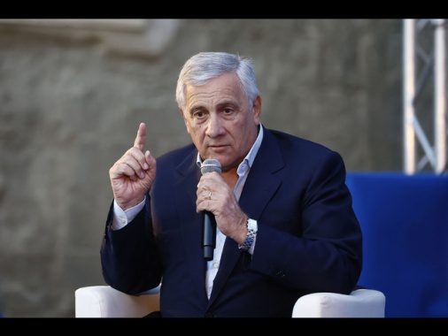 Tajani, no a tasse sugli extraprofitti, creare tavolo con banche