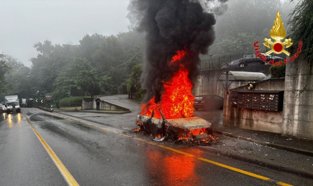 Auto in fiamme a Cadegliano