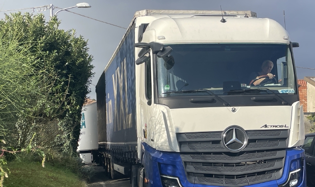 Un camion fermo alla Ilma Plastica: stop alla produzione di componenti per Stellantis (foto Blitz)