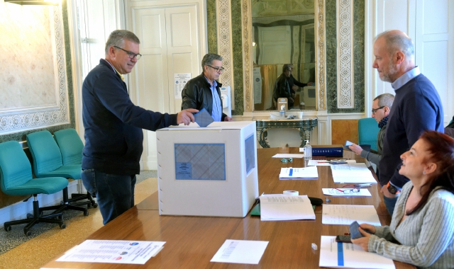 A Varese ieri si è votato per le elezioni provinciali (Foto Blitz)