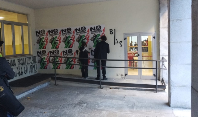 Valditara a Varese, manifesti e scritte fuori da scuola