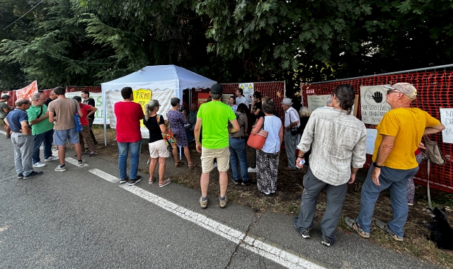 Il presidio davanti al bosco di via Curtatone a Gallarate