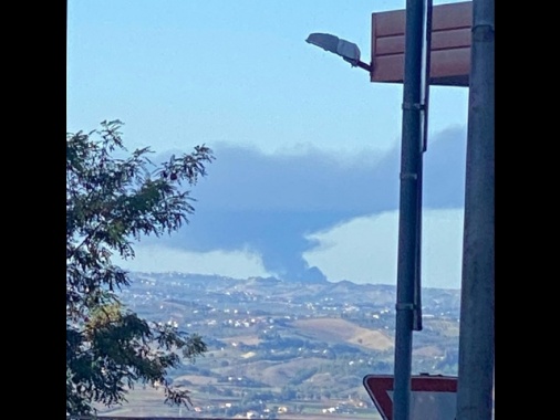 Brucia ditta solventi Abruzzo, invito polizia a non uscire