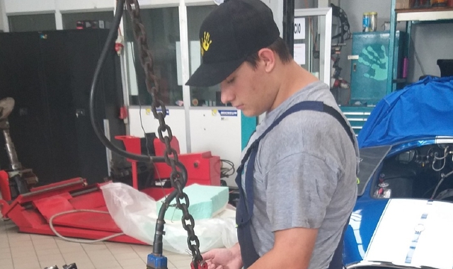 Il giovane ritratto durante uno stage di qualche anno fa in azienda, qui accanto e sotto le conseguenze terribili dell’incidente avvenuto ieri mattina  (foto Blitz)