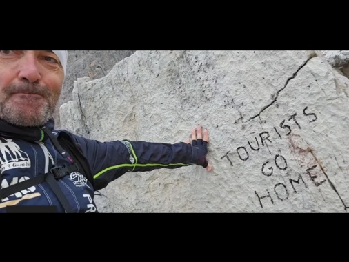 'Turisti andate a casa', sfregio sulle Tre Cime di Lavaredo