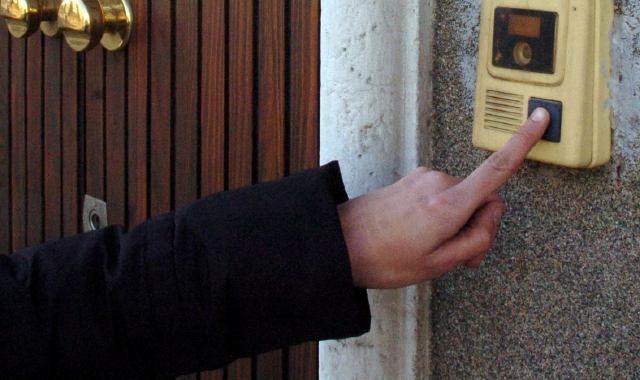 I due truffatori hanno suonato a casa dell’anziano spacciandosi per addetti dell’acquedotto