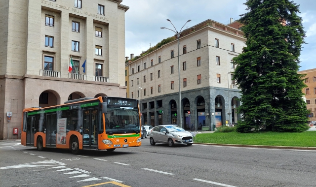 Bus in piazza Monte Grappa