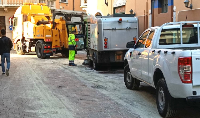 Scia d’olio ricoperta dalla sabbia a Saronno (foto Blitz)