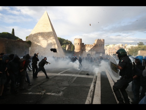 Cariche della polizia al corteo pro Pal a Roma