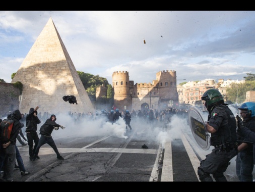 24 agenti feriti negli scontri al corteo pro Pal