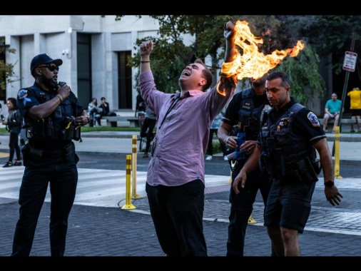 Protesta pro-Palestina a Washington, uomo cerca di darsi fuoco