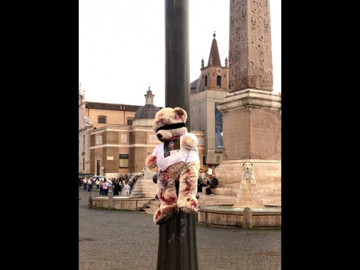 A Roma orsi peluche per chiedere liberazione ostaggi israeliani